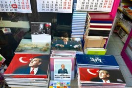 2025 Atatürk Takvimleri ve Yılbaşı hediyelikleri Tarçın Kırtasiye’de…