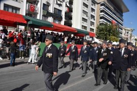 Cumhuriyet Bayramı Karşıyaka'da coşku ile kutlanıyor