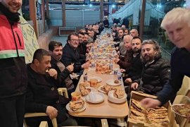 Karşıyaka çarşı esnafı birlikte iftar açtı