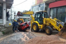 Bozuk yolda çukura düştü...