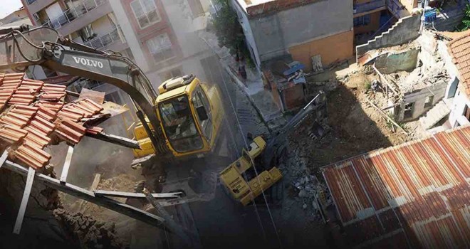 Kemalpaşa'da metruk binalar yıkılıyor