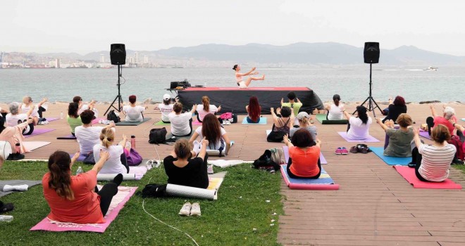 Yoga tutkunları Bayraklı’da buluştu