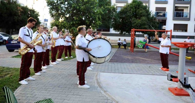 Karşıyaka Belediye Bandosu’ndan coşku dolu sokak konserleri