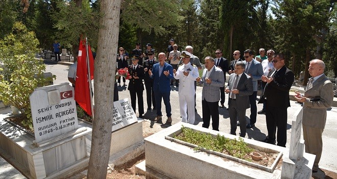 Şehitlerin mezarına karanfiller bırakıldı, dualar okundu