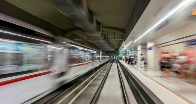 Metro istasyonlarında ücretsiz internet dönemi başladı