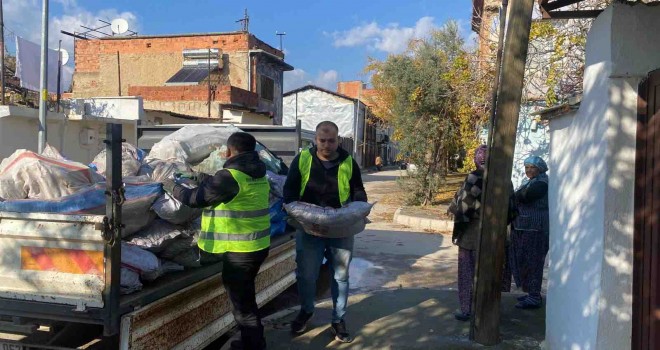 Budanan ağaçlar ihtiyaç sahiplerine yakacak oluyor