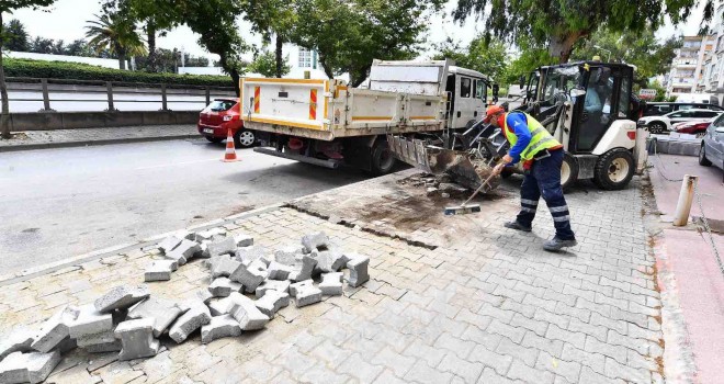 İzmir’de kaldırımlar yenileniyor