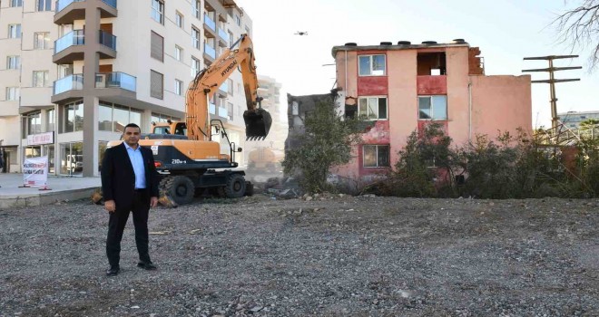 Metruk binaların yıkımı ile Çiğli'de trafik rahatlıyor