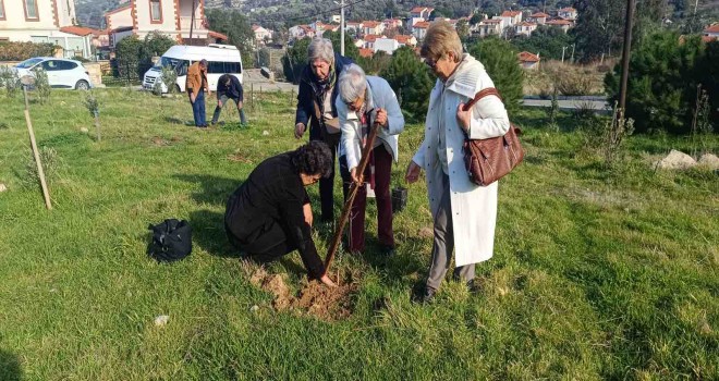 ADD Foça 27.kuruluş yıldönümünü 27 fidan dikerek kutladı