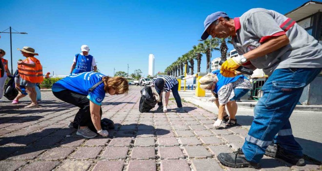 Karşıyaka’da çevre gönüllülerinden sahil temizliği