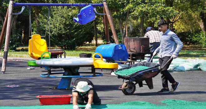 İzmir'de parkların bakım, onarım çalışmaları hız kazandı