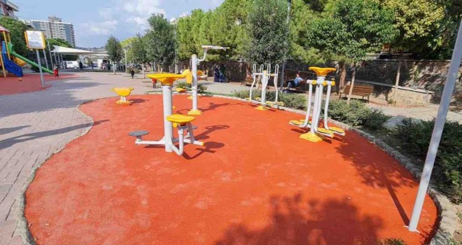 İzmir Büyükşehir 84 oyun parkı ve spor alanının zemini yeniledi