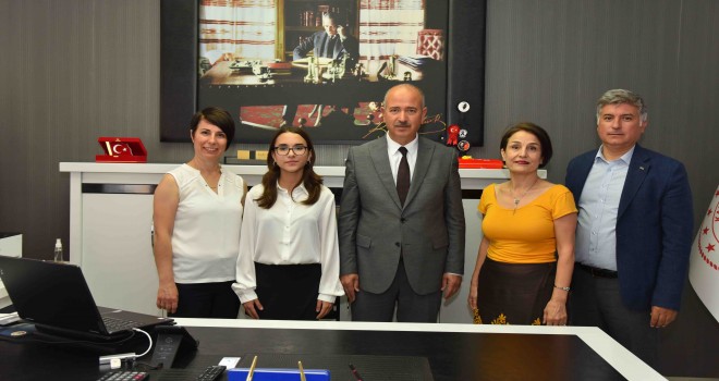 Müdür Kadıoğlu Türkiye birincisini ödüllendirdi