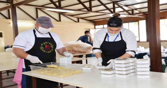 Yoksul mahallelere yemek ikramı