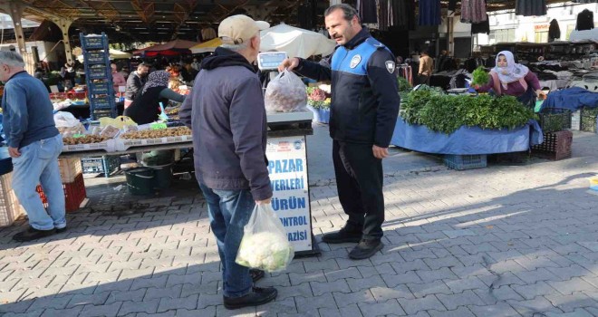 Bayraklı zabıtasından pazar yeri denetimi