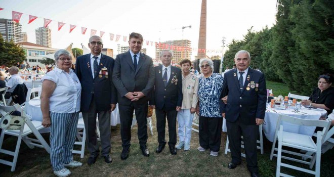 Başkan Tugay şehit yakınları ve gaziler ile yemekte buluştu