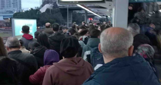 İzmir'de sabah otobüsler çalışmadı yoğunluk oluştu...