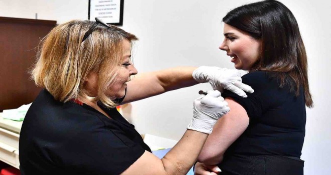 İzmir Büyükşehir'in HPV aşısı uygulaması başladı