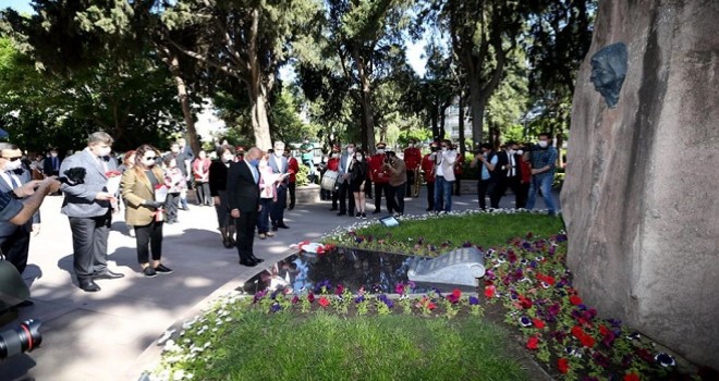 Soyer, Tugay ve ilçe belediye başkanları Zübeyde Anne'yi ziyaret etti