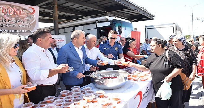 Kızılay, Karşıyaka’da 1000 kişiye aşure dağıttı