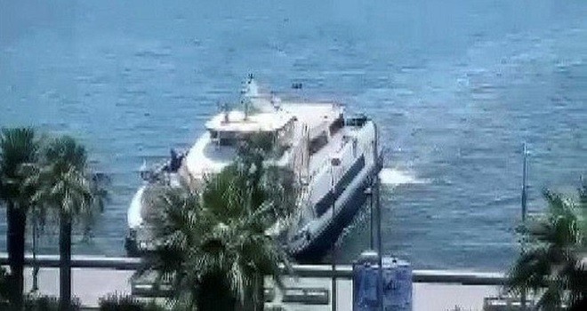 Yolcu gemisi Karşıyaka'da kıyıya vurdu!