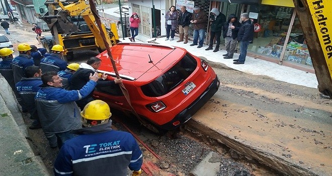 Bozuk yolda çukura düştü...