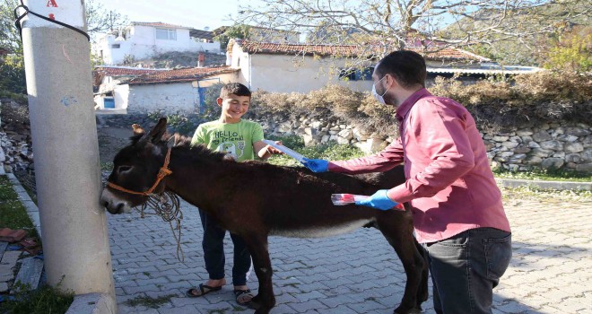 Yüzüncü yıl hediyeleri Karşıyakalı çocukların yüzlerini güldürdü