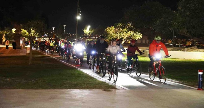 Karşıyaka'da bisiklet tutkunları geceyi aydınlattı