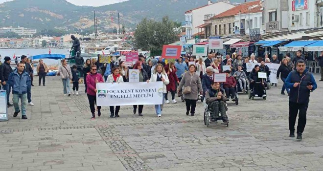 Foça'da engelliler farkındalık için yürüdü