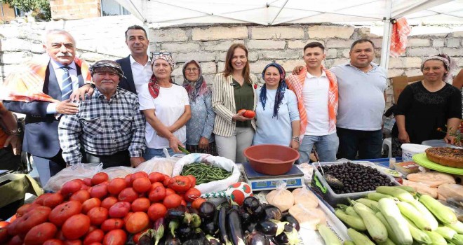 Yamanlar Domates Şenliği Karşıyaka’ya renk kattı