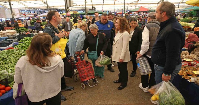 Başkan Ünsal pazar yerinde esnaf ve vatandaşla buluştu