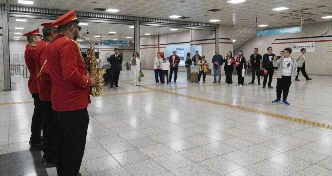 İzmir Metrosu'nda 29 Ekim kutlaması