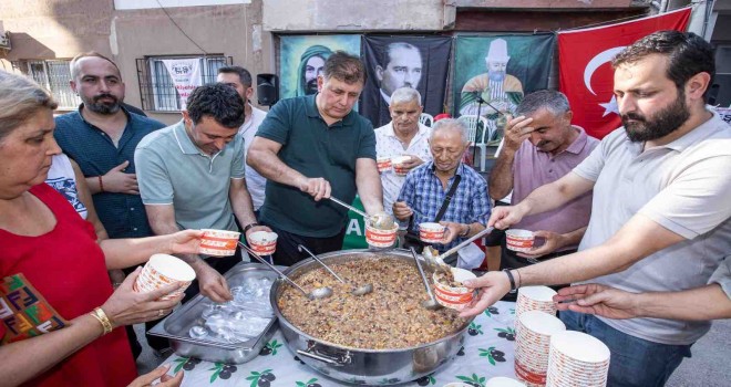 Başkan Tugay Örnekköy'de aşure dağıttı