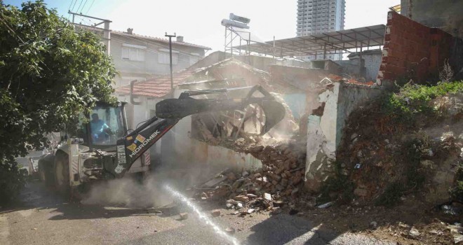 Konak’ta metruk bina yıkımları hız kazandı