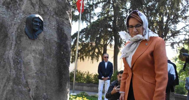 Meral Akşener, Karşıyaka'da Zübeyde Ana'yı ziyaret etti