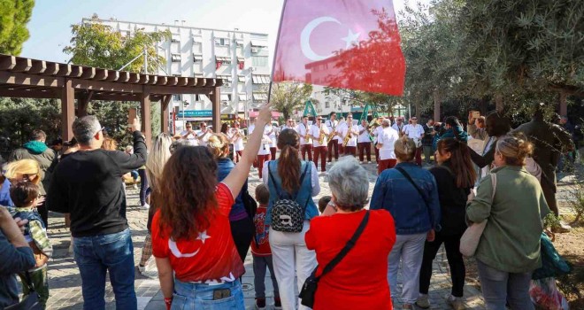 Karşıyaka'da bando ile Cumhuriyet coşkusu