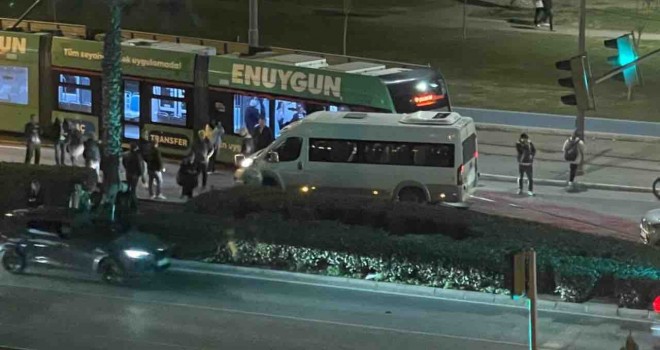 Karşıyaka'da minibüs tramvaya çarptı...