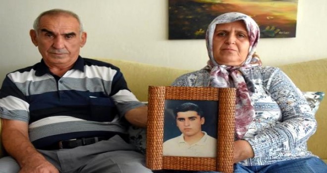 Karşıyaka'da 18 yıl önce kayıp olan oğullarını arıyorlar