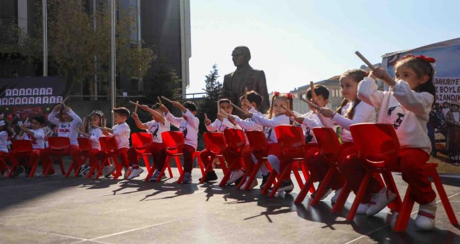 Bucalı minikler Cumhuriyet'in 101. yılını coşkuyla kutladı