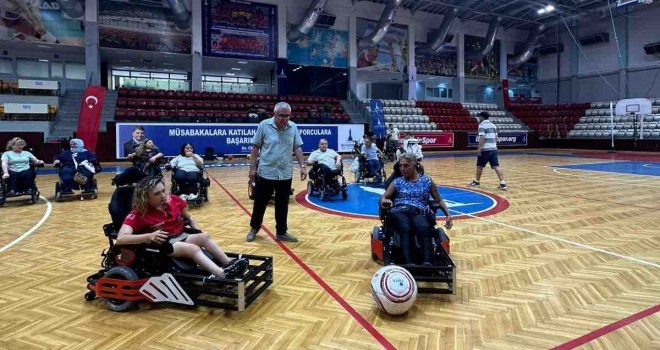 Engeller tekerlekli sandalye futbolu ile kalktı