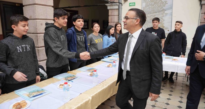 İzmir İl Milli Eğitim Müdürü Dr. Yahşi, meslek lisesi öğrencileriyle bir araya geldi