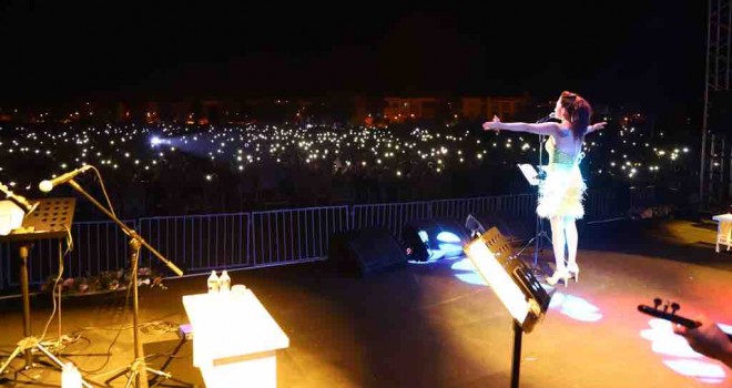 Çandarlı’da festival coşkusu Öykü Gürman konseri ile taçlandı