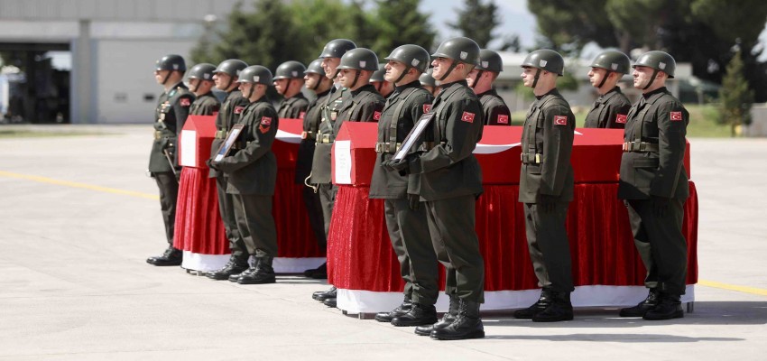 Şehit pilotlarımız için İzmir'de askeri tören düzenlendi