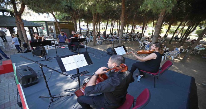 Karşıyaka’da çınarlara özel müzik şöleni