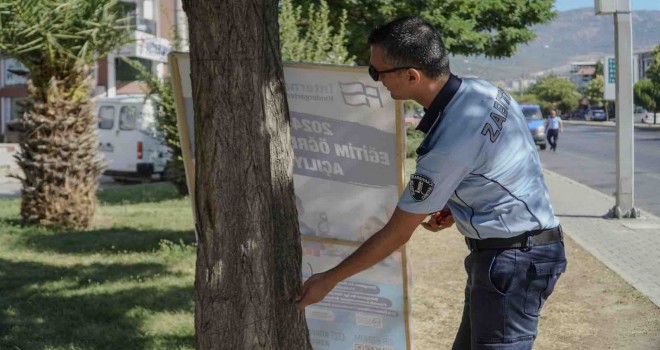 Karşıyaka'da izinsiz reklam ve afişler toplanıyor