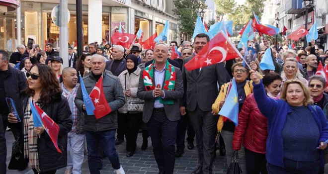 Özlale, Karşıyaka'da seçim çalışmalarını sürdürdü