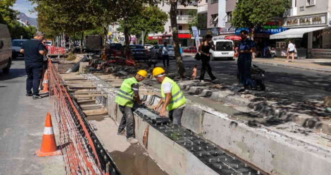 Girne Caddesi’ndeki yağmur suyu mazgalları yenileniyor