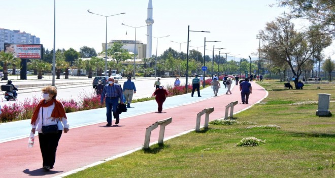 Karşıyaka'da 65 Yaş üstü güneşin tadını çıkardı