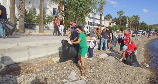 Foça'da öğretmenlerden çevre temizliği