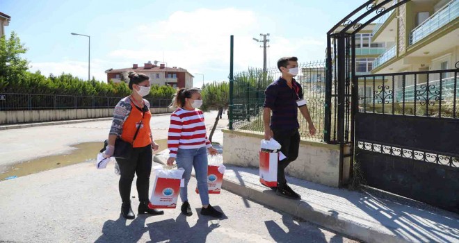 Bayramda Menderesli çocukların yüzü güldü